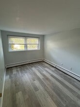 20 Lena St in North Providence, RI - Foto de edificio - Building Photo