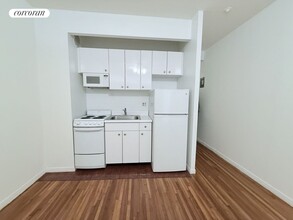 117 W 58th St in New York, NY - Building Photo - Building Photo