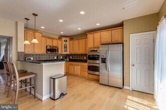 14233 St Germain Dr-Unit -6 in Centreville, VA - Building Photo - Building Photo
