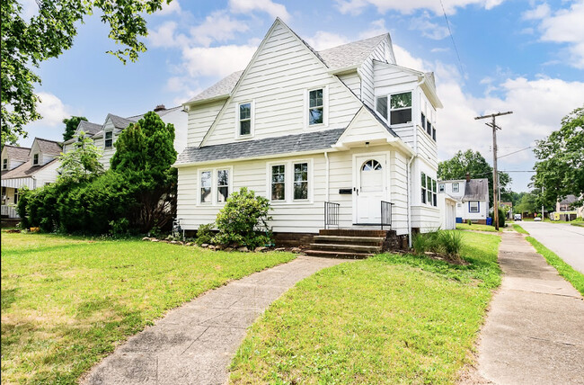 17613 Glenshire Ave in Cleveland, OH - Foto de edificio - Building Photo