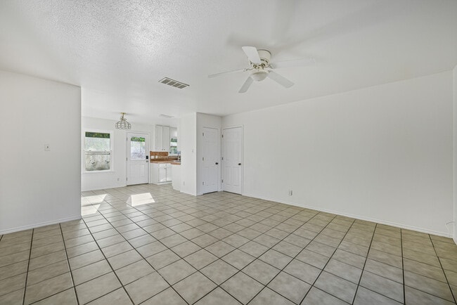 3007 Steck Ave in Austin, TX - Foto de edificio - Building Photo