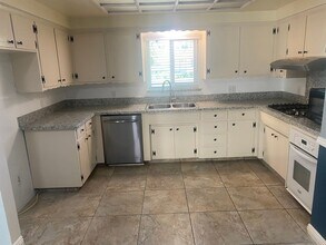 645 W Paradise Ave in Visalia, CA - Building Photo - Building Photo