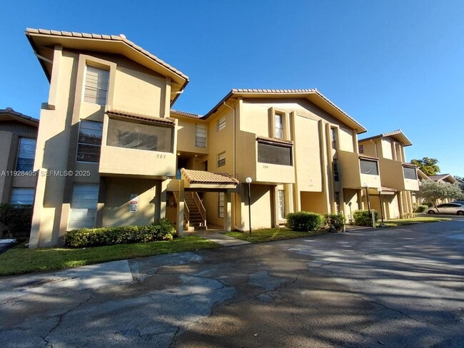 11101 Royal Palm Blvd in Coral Springs, FL - Building Photo - Building Photo
