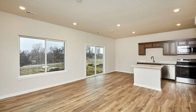 623 Venice Ave in West Des Moines, IA - Foto de edificio - Building Photo