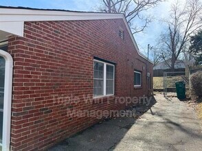 8652 White Ave in Brentwood, MO - Building Photo - Building Photo