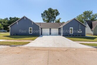 101 E 11th St S in Claremore, OK - Building Photo - Building Photo