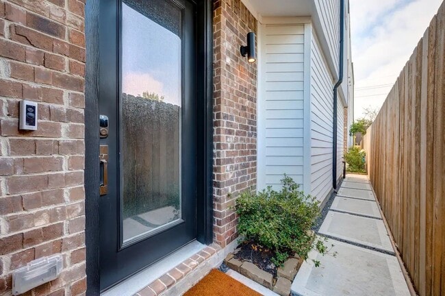 5853 Dolores St in Houston, TX - Building Photo - Building Photo