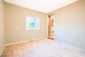 354 Maxim Dr in Hopatcong, NJ - Building Photo - Building Photo