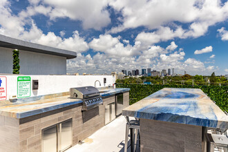 Ocean Wave Apartments in Fort Lauderdale, FL - Building Photo - Building Photo