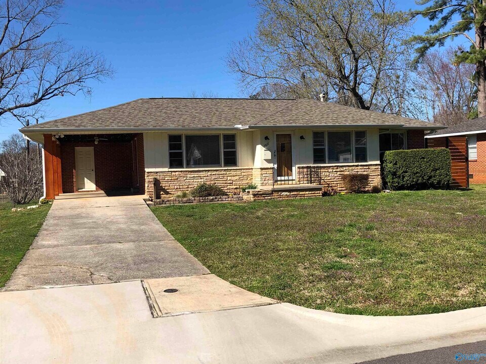 1811 Stevens Dr NE in Huntsville, AL - Building Photo