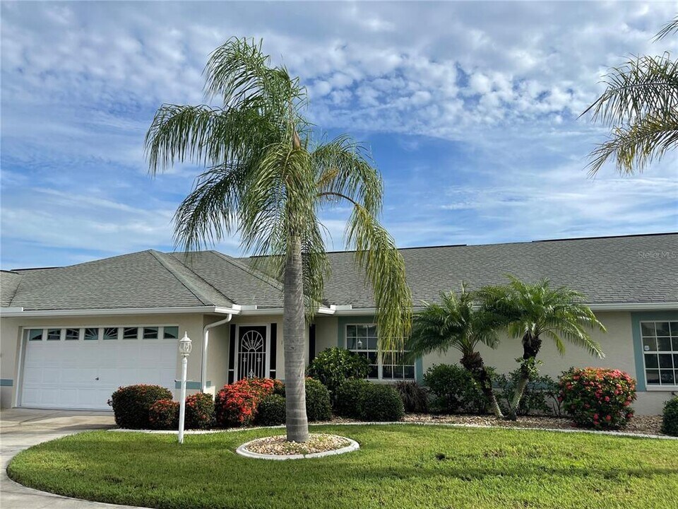 12454 SW Kingsway Cir in Lake Suzy, FL - Building Photo