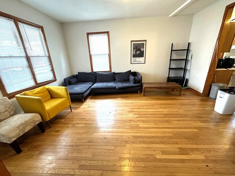 13 Pratt St in Boston, MA - Building Photo