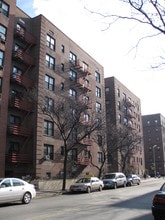 42-37 Hampton St in Elmhurst, NY - Foto de edificio - Building Photo