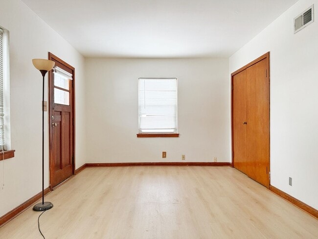 property at 1341 E Illinois St