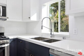 6032 Romaine St in Los Angeles, CA - Building Photo - Building Photo
