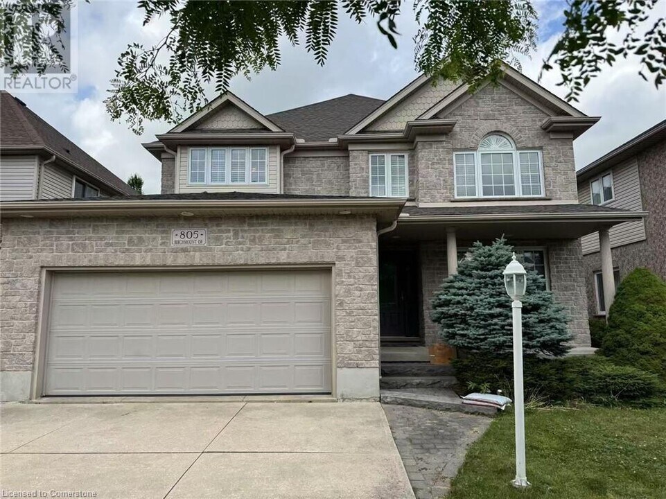 805 Birchmount Dr in Waterloo, ON - Building Photo