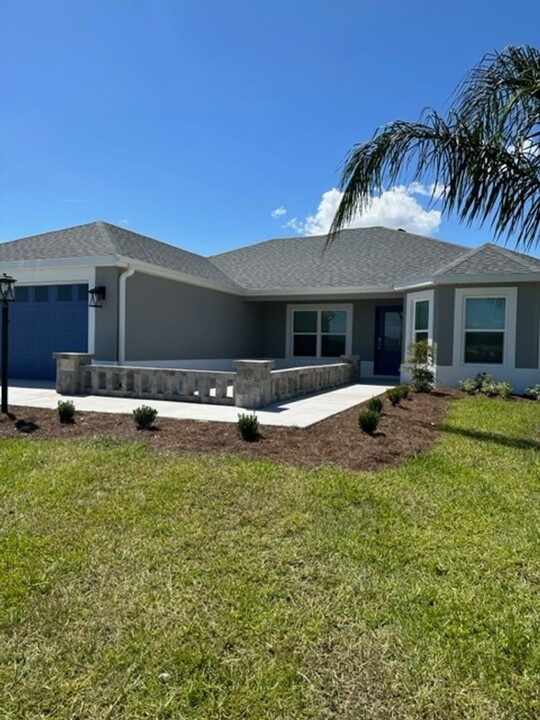 7012 Lawrenceville Way in Okahumpka, FL - Building Photo