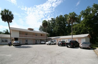 Coastwood Apartments in Sarasota, FL - Foto de edificio - Building Photo