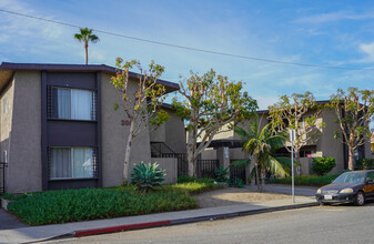 Yucca Apartments in Oxnard, CA - Building Photo - Primary Photo