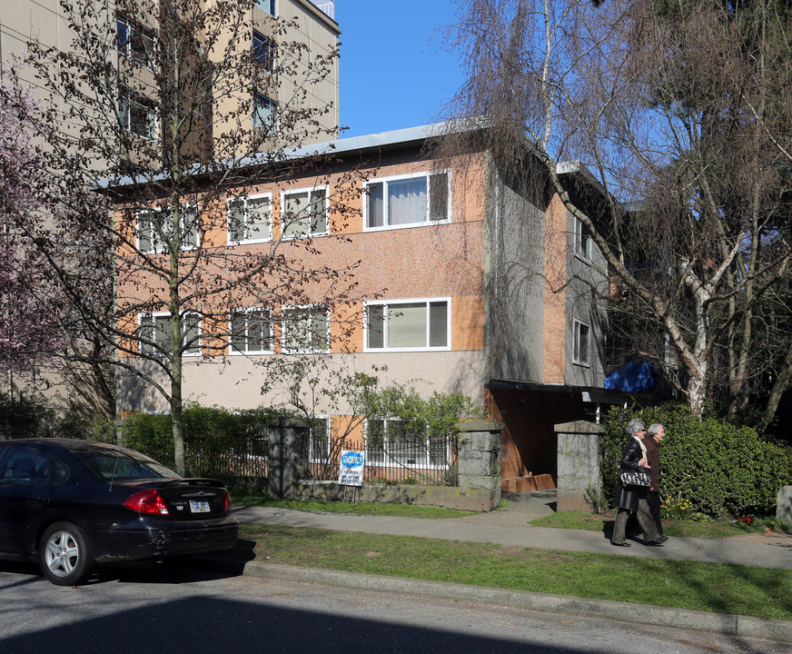 Hillman Court in Vancouver, BC - Building Photo