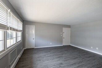 Marshfield Apartments in North Branford, CT - Foto de edificio - Building Photo