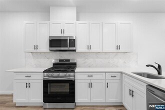 51 E Main St, Unit 210 in Bergenfield, NJ - Foto de edificio - Building Photo