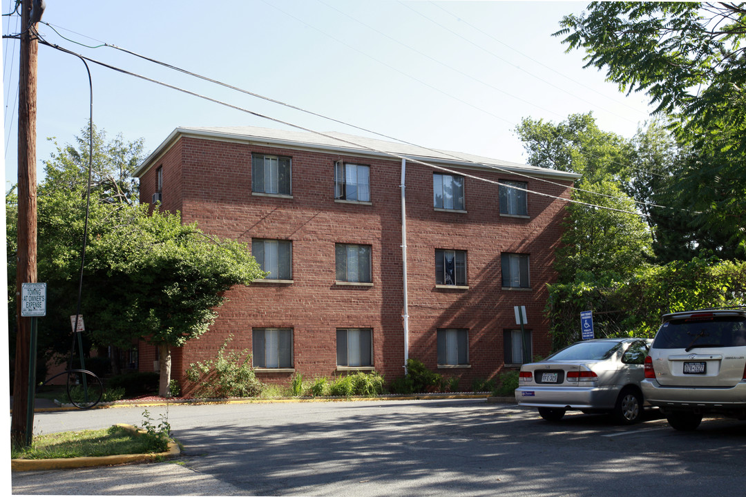 Fort Strong Apartments in Arlington, VA - Building Photo