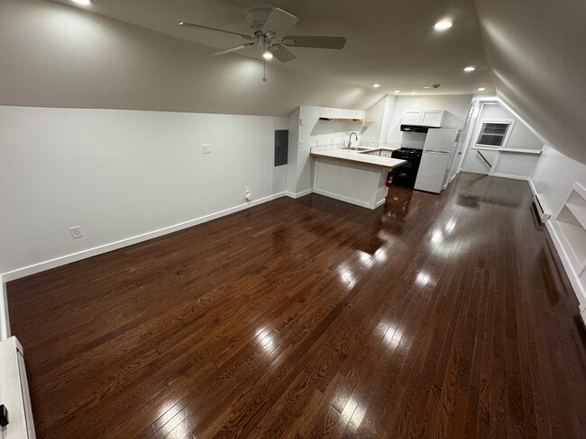 32 Center St, Unit Studio