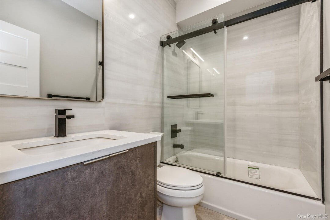 418 Atlantic Ave in Oceanside, NY - Building Photo