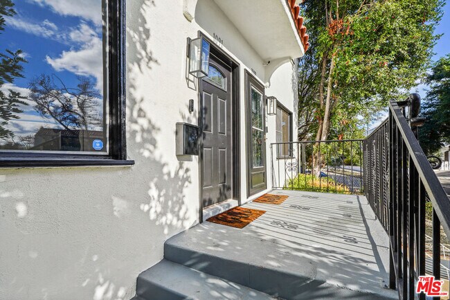 1091 S Mansfield Ave in Los Angeles, CA - Building Photo - Building Photo