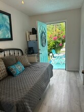 914 8th St N, Unit STUDIO in St. Petersburg, FL - Foto de edificio - Building Photo