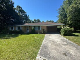 100 Jaeckel St in Statesboro, GA - Building Photo
