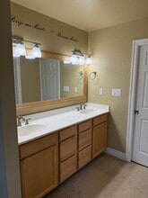 202 Glenn Way in Central Point, OR - Building Photo - Building Photo