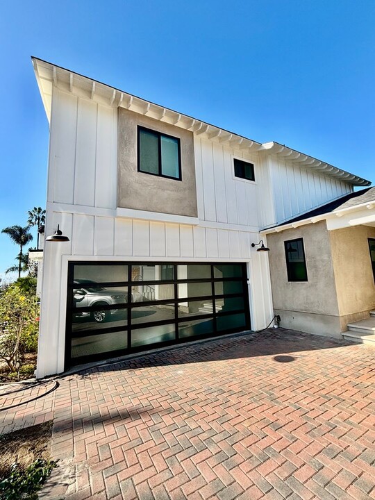 220 W Avenida Valencia in San Clemente, CA - Building Photo