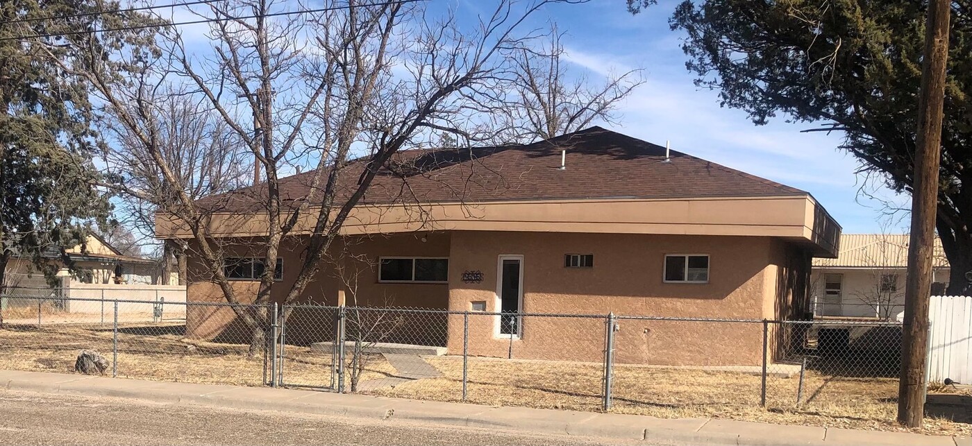 1515 S Ave E in Portales, NM - Foto de edificio