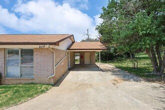 2637 W Randol Mill Rd in Arlington, TX - Building Photo - Building Photo