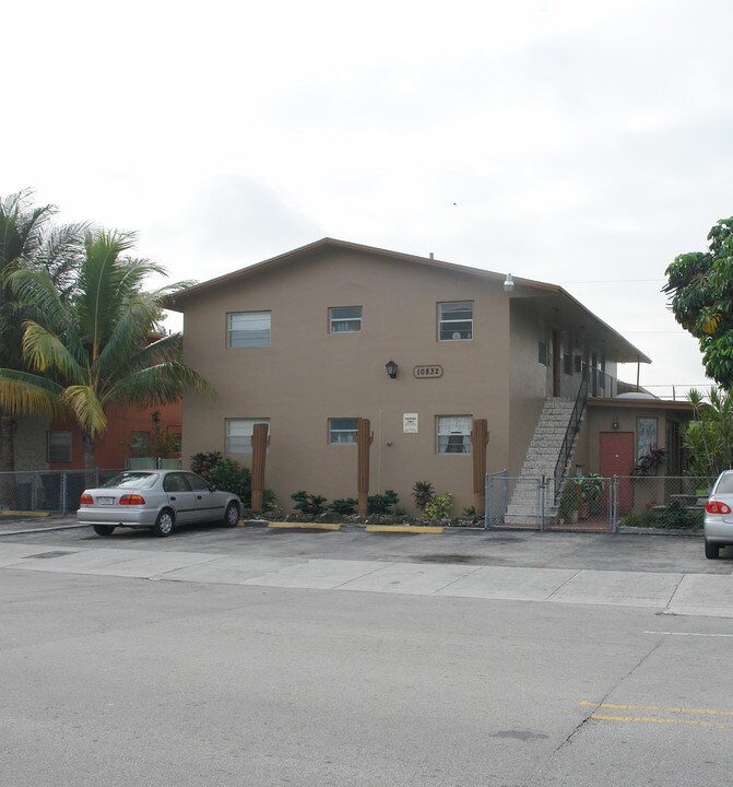 10832 SW 4th St in Miami, FL - Foto de edificio