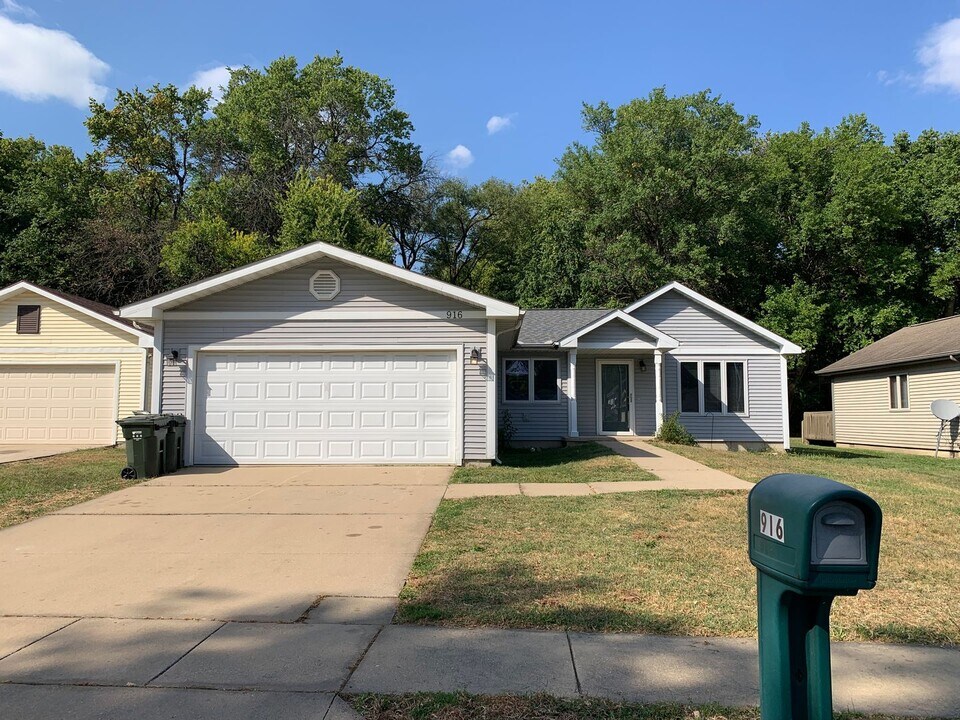 916 W Eads St in Urbana, IL - Building Photo