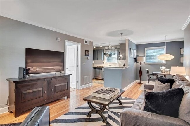 48 Peachtree Ave NE, Unit Buckhead Square in Atlanta, GA - Building Photo - Building Photo