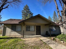 48425 Victoria Ln in Oakhurst, CA - Building Photo