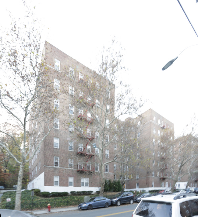 811 Bronx River Rd in Yonkers, NY - Building Photo - Building Photo