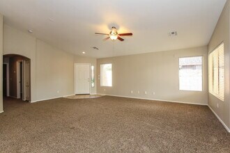 15667 W Saguaro Ln in Surprise, AZ - Foto de edificio - Building Photo