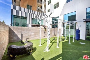 11950 Erwin St in Los Angeles, CA - Building Photo