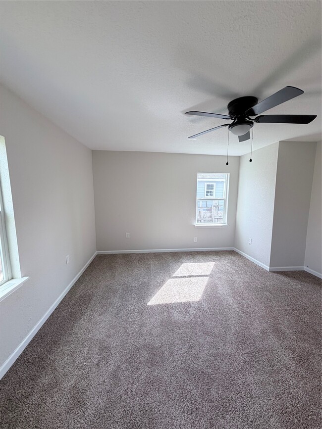 property at 2915 Creston Dr