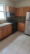 588 Hunterdon St, Unit 3