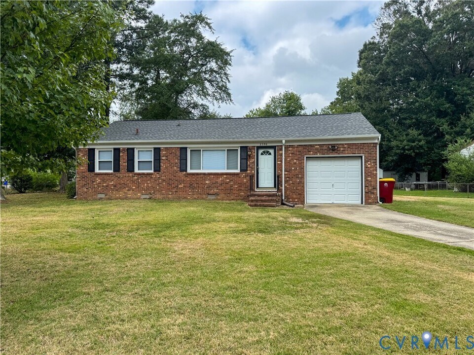 2590 Pinehurst Dr in Petersburg, VA - Building Photo