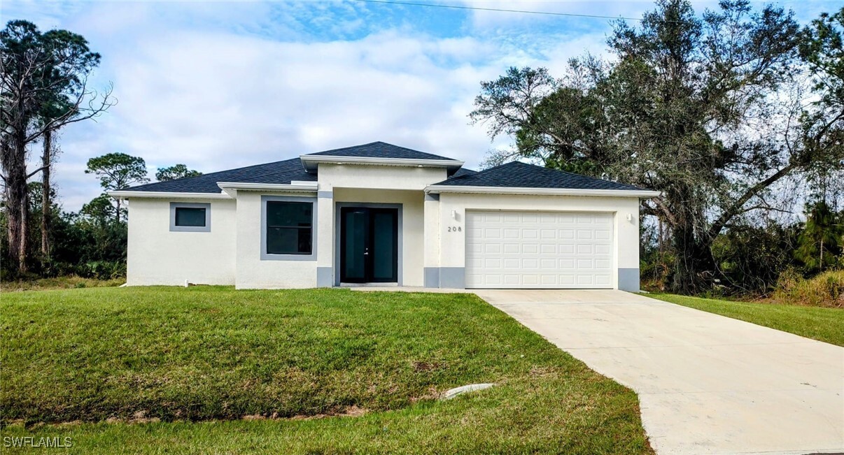 208 Genoa Ave S in Lehigh Acres, FL - Foto de edificio