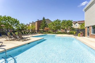 Waterford Place Apartments in Arlington Heights, IL - Foto de edificio - Building Photo