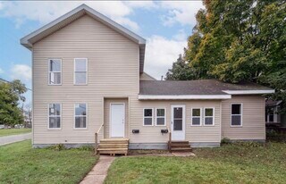 200 W Beacon Ave, Unit B in New London, WI - Building Photo