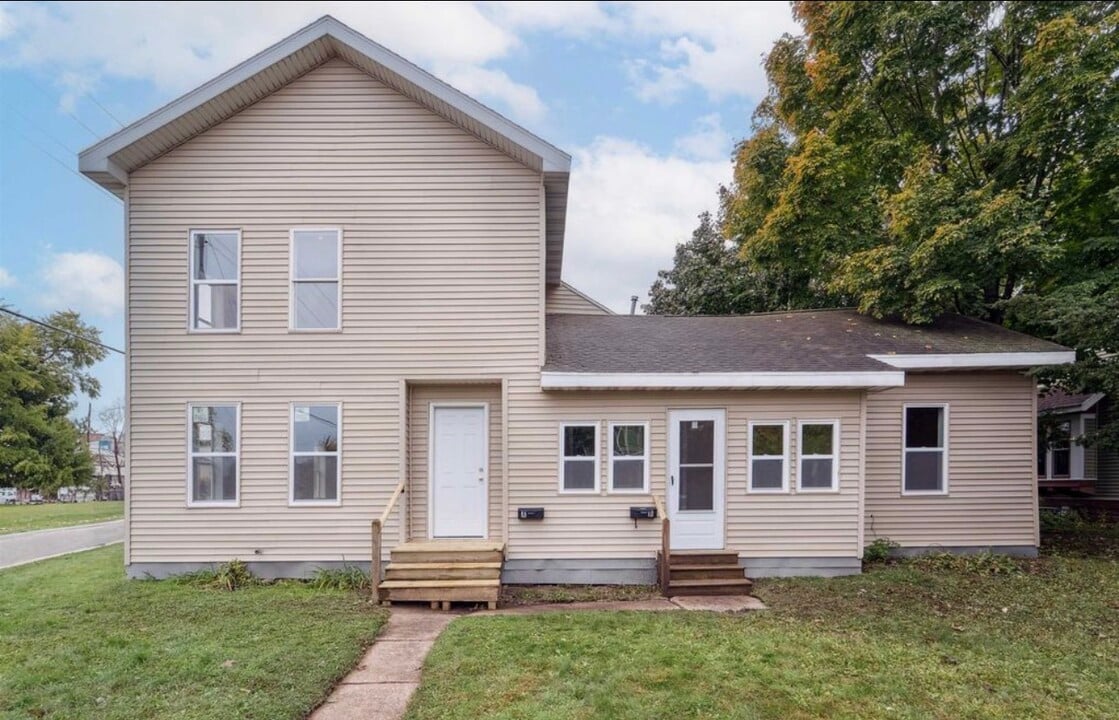 200 W Beacon Ave, Unit B in New London, WI - Foto de edificio